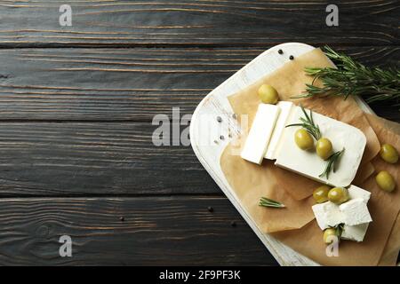 Konzept von leckeren Speisen mit Feta-Käse auf Holzhintergrund Stockfoto
