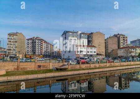 Panoramablick auf den Fluss Porsuk in Eskisehir, Türkei mit Gebäuden Stockfoto