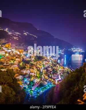 Nachtansicht der beleuchteten stadt positano in italien. Stockfoto