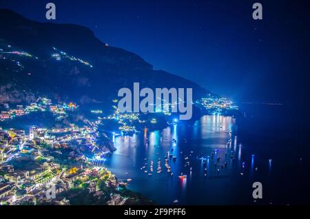 Nachtansicht der beleuchteten stadt positano in italien. Stockfoto