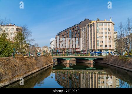 Panoramablick auf den Fluss Porsuk in Eskisehir, Türkei mit Gebäuden Stockfoto