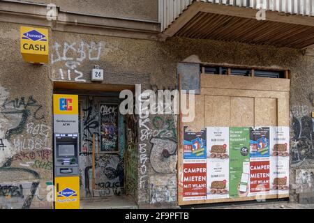 Geldautomat im Hauseingang, Geldautomat, Bargeld Auszahlung, Kreuzberg, Berlin Stockfoto