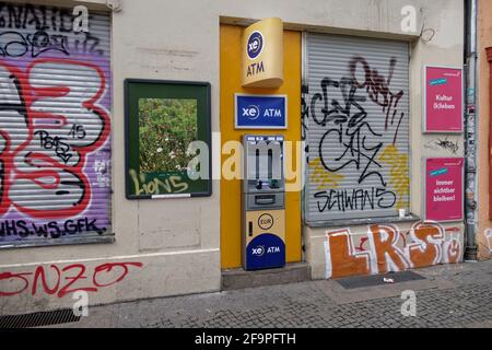 Geldautomat im Hauseingang, Geldautomat, Bargeld Auszahlung, Kreuzberg, Berlin Stockfoto