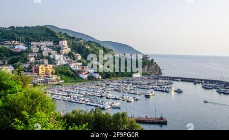 Blick über einen Yachthafen, der in einer Bucht in der italienischen Stadt agropoli versteckt ist. Stockfoto