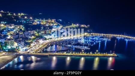 Nachtansicht über den Yachthafen in agropoli, cilento, kampanien, italien. Stockfoto