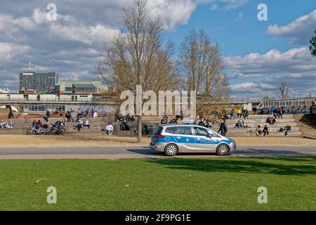 Park am Gleisdreieck, Polizeikontrolle zur Inhalation der Corona-Regeln, Kreuzberg, Berlin, Deutschland Stockfoto