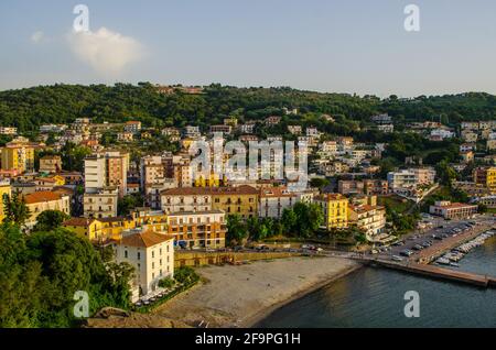 Blick über einen Yachthafen, der in einer Bucht in der italienischen Stadt agropoli versteckt ist. Stockfoto