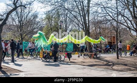 Stand zum Vernehmen von Unterschriften zur Petition ' Deutsche Wohnen Enteignen ' , Drache, Görlitzer Park, Berlin-Kreuzberg Stockfoto