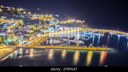 Nachtansicht über den Yachthafen in agropoli, cilento, kampanien, italien. Stockfoto