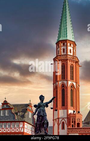 Gerechtigkeitsbrunnen mit der Alten Nikolaikirche, Römerberg, Altstadt, Frankfurt am Main, Hessen, Deutschland, Europa Stockfoto