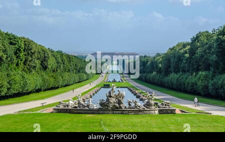 2 Kilometer lange Promenade, die durch die Gärten des Kaiserpalastes führt In caserta ist von vielen Brunnen und Statuen aus geschmückt bernini und endet Stockfoto