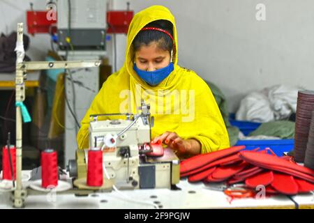 (210420) -- GAZIPUR, 20. April 2021 (Xinhua) -- EIN Arbeiter stellt Schuhe in der Fabrik von Panda Shoes Industries Ltd. In Gazipur am Stadtrand von Dhaka, Bangladesch, her, 4. April 2021. Tausende von Haushalten im Gazipur-Distrikt am Stadtrand der bangladeschischen Hauptstadt Dhaka sind besser geworden, nachdem dort 2012 eine von China investierte Schuhmacherei eröffnet wurde. Panda Shoes Industries Ltd. Hat nicht nur Investitionen und Entwicklungsmöglichkeiten in den Bezirk Gazipur gebracht, sondern auch Arbeitsplätze vor den Toren der Dorfbewohner geschaffen. Darüber hinaus hat die Schuhproduktion einen besonderen Fokus auf den Loc gelegt Stockfoto