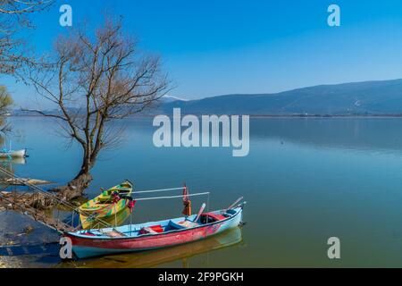 Gölyazi, Türkei - 5. März 2021 - Fischerboote auf dem Uluabat-See in Gölyazi in der Provinz Bursa, Türkei Stockfoto