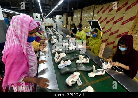 (210420) -- GAZIPUR, 20. April 2021 (Xinhua) -- Arbeiter fertigen Schuhe in der Fabrik von Panda Shoes Industries Ltd. In Gazipur am Stadtrand von Dhaka, Bangladesch, 4. April 2021. Tausende von Haushalten im Gazipur-Distrikt am Stadtrand der bangladeschischen Hauptstadt Dhaka sind besser geworden, nachdem dort 2012 eine von China investierte Schuhmacherei eröffnet wurde. Panda Shoes Industries Ltd. Hat nicht nur Investitionen und Entwicklungsmöglichkeiten in den Bezirk Gazipur gebracht, sondern auch Arbeitsplätze vor den Toren der Dorfbewohner geschaffen. Darüber hinaus hat die Schuhproduktion einen besonderen Fokus auf das lokale gelegt Stockfoto