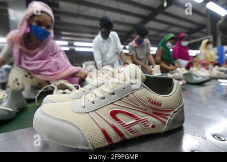 (210420) -- GAZIPUR, 20. April 2021 (Xinhua) -- Arbeiter fertigen Schuhe in der Fabrik von Panda Shoes Industries Ltd. In Gazipur am Stadtrand von Dhaka, Bangladesch, 4. April 2021. Tausende von Haushalten im Gazipur-Distrikt am Stadtrand der bangladeschischen Hauptstadt Dhaka sind besser geworden, nachdem dort 2012 eine von China investierte Schuhmacherei eröffnet wurde. Panda Shoes Industries Ltd. Hat nicht nur Investitionen und Entwicklungsmöglichkeiten in den Bezirk Gazipur gebracht, sondern auch Arbeitsplätze vor den Toren der Dorfbewohner geschaffen. Darüber hinaus hat die Schuhproduktion einen besonderen Fokus auf das lokale gelegt Stockfoto