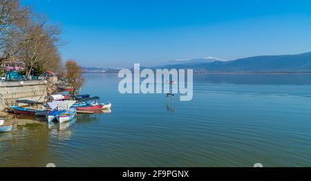 Gölyazi, Türkei - 5. März 2021 - Fischerboote auf dem Uluabat-See in Gölyazi in der Provinz Bursa, Türkei Stockfoto