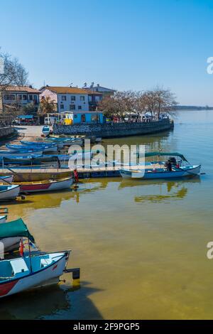 Gölyazi, Türkei - 5. März 2021 - Fischerboote auf dem Uluabat-See in Gölyazi in der Provinz Bursa, Türkei Stockfoto