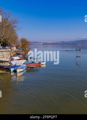 Gölyazi, Türkei - 5. März 2021 - Fischerboote auf dem Uluabat-See in Gölyazi in der Provinz Bursa, Türkei Stockfoto