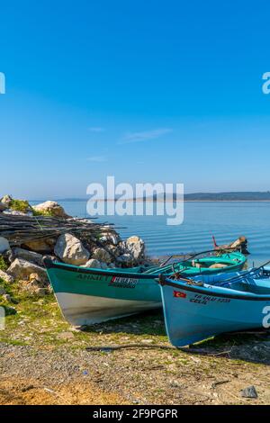 Gölyazi, Türkei - 5. März 2021 - Fischerboote auf dem Uluabat-See in Gölyazi in der Provinz Bursa, Türkei Stockfoto