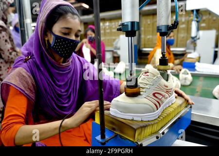 (210420) -- GAZIPUR, 20. April 2021 (Xinhua) -- EIN Arbeiter stellt Schuhe in der Fabrik von Panda Shoes Industries Ltd. In Gazipur am Stadtrand von Dhaka, Bangladesch, her, 4. April 2021. Tausende von Haushalten im Gazipur-Distrikt am Stadtrand der bangladeschischen Hauptstadt Dhaka sind besser geworden, nachdem dort 2012 eine von China investierte Schuhmacherei eröffnet wurde. Panda Shoes Industries Ltd. Hat nicht nur Investitionen und Entwicklungsmöglichkeiten in den Bezirk Gazipur gebracht, sondern auch Arbeitsplätze vor den Toren der Dorfbewohner geschaffen. Darüber hinaus hat die Schuhproduktion einen besonderen Fokus auf den Loc gelegt Stockfoto