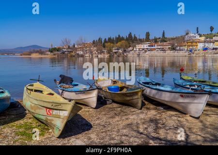 Gölyazi, Türkei - 5. März 2021 - Fischerboote auf dem Uluabat-See in Gölyazi in der Provinz Bursa, Türkei Stockfoto