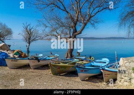 Gölyazi, Türkei - 5. März 2021 - Fischerboote auf dem Uluabat-See in Gölyazi in der Provinz Bursa, Türkei Stockfoto