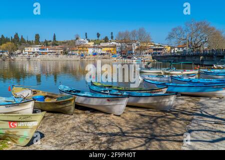 Gölyazi, Türkei - 5. März 2021 - Fischerboote auf dem Uluabat-See in Gölyazi in der Provinz Bursa, Türkei Stockfoto