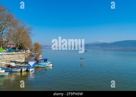 Gölyazi, Türkei - 5. März 2021 - Fischerboote auf dem Uluabat-See in Gölyazi in der Provinz Bursa, Türkei Stockfoto