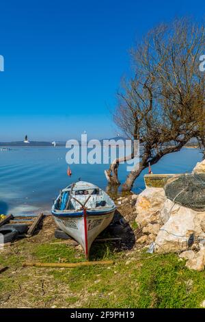 Gölyazi, Türkei - 5. März 2021 - Fischerboote auf dem Uluabat-See in Gölyazi in der Provinz Bursa, Türkei Stockfoto