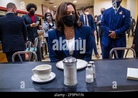 Vizepräsidentin Kamala Harris sitzt beim F.W. Woolworth Lunch-Schalter am Montag, den 19. April 2021 im International Civil Rights Center & Museum in Greensboro, North Carolina. (Foto von Travis Long/The News & Observer/TNS/Sipa USA) Stockfoto