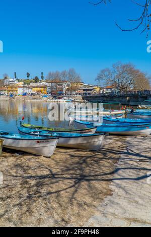 Gölyazi, Türkei - 5. März 2021 - Fischerboote auf dem Uluabat-See in Gölyazi in der Provinz Bursa, Türkei Stockfoto