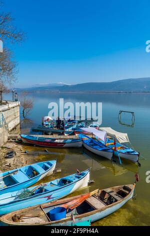 Gölyazi, Türkei - 5. März 2021 - Fischerboote auf dem Uluabat-See in Gölyazi in der Provinz Bursa, Türkei Stockfoto