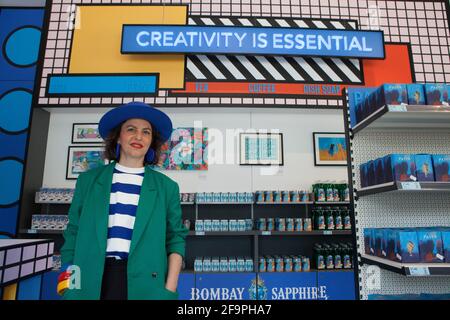 London, Großbritannien, 20. April 2021: Designerin Camille Walala im Pop-up-Shop des Design Museums, das in einen künstlerischen Supermarkt mit der Botschaft „Kreativität ist wichtig“ umgewandelt wurde. Nur 5 Tage ab dem 21. April können Kunden Essentials wie Tee, Pasta, Klo Roll und Bombay Sapphire Gin mit speziellen Verpackungen verschiedener Künstler kaufen. Rachel Royse/Alamy Live News Stockfoto