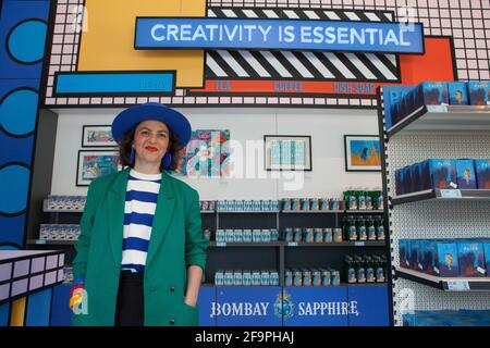 London, Großbritannien, 20. April 2021: Designerin Camille Walala im Pop-up-Shop des Design Museums, das in einen künstlerischen Supermarkt mit der Botschaft „Kreativität ist wichtig“ umgewandelt wurde. Nur 5 Tage ab dem 21. April können Kunden Essentials wie Tee, Pasta, Klo Roll und Bombay Sapphire Gin mit speziellen Verpackungen verschiedener Künstler kaufen. Rachel Royse/Alamy Live News Stockfoto