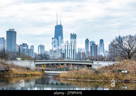 Die Skyline von Chicago vom Lincoln Park mit dem John Hancock Gebäude aus gesehen. Stockfoto