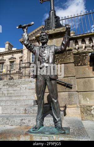 14.07.2019, Belfast, Nordirland, Vereinigtes Königreich - die Skulptur The Speaker von Gareth Knowles vor dem Zollhaus in der Stadt. 00A190714D5 Stockfoto