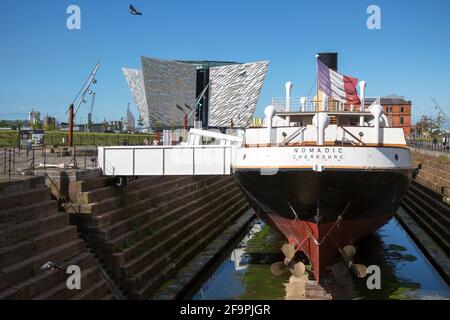 14.07.2019, Belfast, Nordirland, Vereinigtes Königreich - SS Nomadic im Titanic Quarter, Titanic House auf der Rückseite, wo das berühmte Schiff gestartet wurde Stockfoto