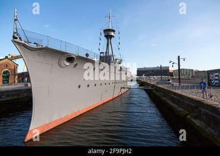 14.07.2019, Belfast, Northern Ireland, Vereinigtes Königreich - HMS Caroline, British Navy Cruiser and submarine Hunter from ! Weltkrieg im Titanic Quarter. H Stockfoto
