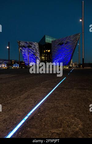 14.07.2019, Belfast, Nordirland, Vereinigtes Königreich - das Titanic House im Titanic Quarter markiert den Ort, an dem das berühmte Schiff gestartet wurde Stockfoto