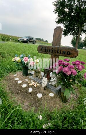 08.09.2020, Tarmstedt, Niedersachsen, Deutschland - Kreuz in Erinnerung an einen Verkehrstoten. 00A200908D069CAROEX.JPG [MODELLVERSION: NICHT ZUTREFFEND, EIGENTUM Stockfoto