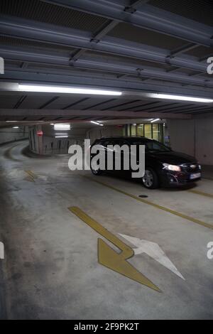 17.03.2021, Bremen, Bremen, Deutschland - Auto verlässt ein Hochhaus-Parkhaus in der Stadt. 00A210317D076CAROEX.JPG [MODELLVERSION: NEIN, EIGENTUMSFREIGABE Stockfoto