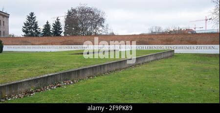 02.12.2019, Berlin, Berlin, Deutschland - Historiepark Ehemaliges Moabit-Zellgefängnis. Östliche Gefängnismauer mit Versen von Albrecht Haushofer. 0CE191202D002CARO Stockfoto