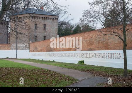 02.12.2019, Berlin, Berlin, Deutschland - Historiepark Ehemaliges Moabit-Zellgefängnis. Östliche Gefängnismauer mit Versen von Albrecht Haushofer. 0CE191202D001CARO Stockfoto
