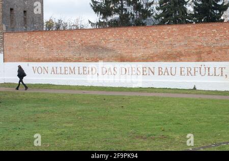 02.12.2019, Berlin, Berlin, Deutschland - Historiepark Ehemaliges Moabit-Zellgefängnis. Östliche Gefängnismauer mit Versen von Albrecht Haushofer. 0CE191202D006CARO Stockfoto