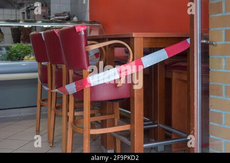 13.04.2020, , - Bezirk Mitte - blockierte Sitze in einer Snackbar wegen der Corona-Pandemie. 0CE200413D002CAROEX.JPG [MODELLVERSION: NICHT ZUTREFFEND Stockfoto