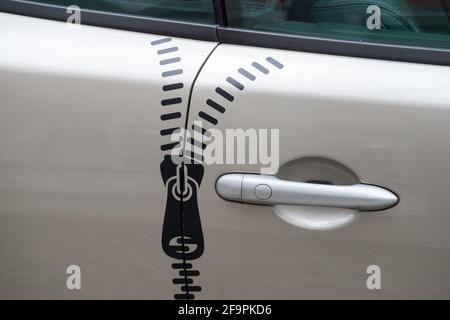 12.05.2020, , - Autotür mit Reißverschluss. 0CE200512D001CAROEX.JPG [MODEL RELEASE: NOT APPLICABLE, PROPERTY RELEASE: NO (c) caro images / Eckelt, http:// Stockfoto