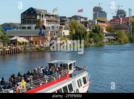 25.10.2020, Berlin, Berlin, Deutschland - Mitte - Spreeufer mit Holzmarkt 25 und Kater Blau. 0CE201025D003CAROEX.JPG [MODELLVERSION: NICHT ZUTREFFEND, PROP Stockfoto