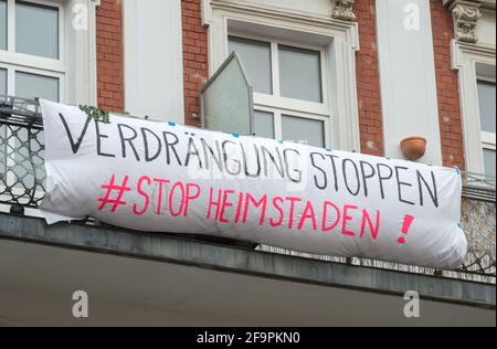 07.12.2020, Berlin, Berlin, Deutschland - Mitte - Mieterin protestiert gegen die Immobilienfirma Heimstaden. 0CE201207D001CAROEX.JPG [MODELLVERSION: KEINE Stockfoto