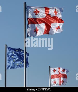 19.07.2018, Tiflis, Tiflis, Deutschland - Nationalflagge Georgiens und die europäische Flagge. 00S180719D405CAROEX.JPG [MODELLVERSION: NICHT ZUTREFFEND, PROPE Stockfoto