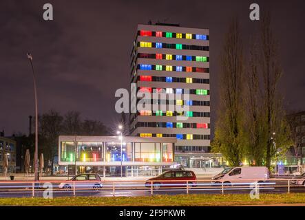 07.12.2020, Berlin, Berlin, Deutschland - Mitte - Lichtinstallation im Neubau des Rathauses Berlin-Wedding, heute Jobcenter, nach einem Entwurf Stockfoto